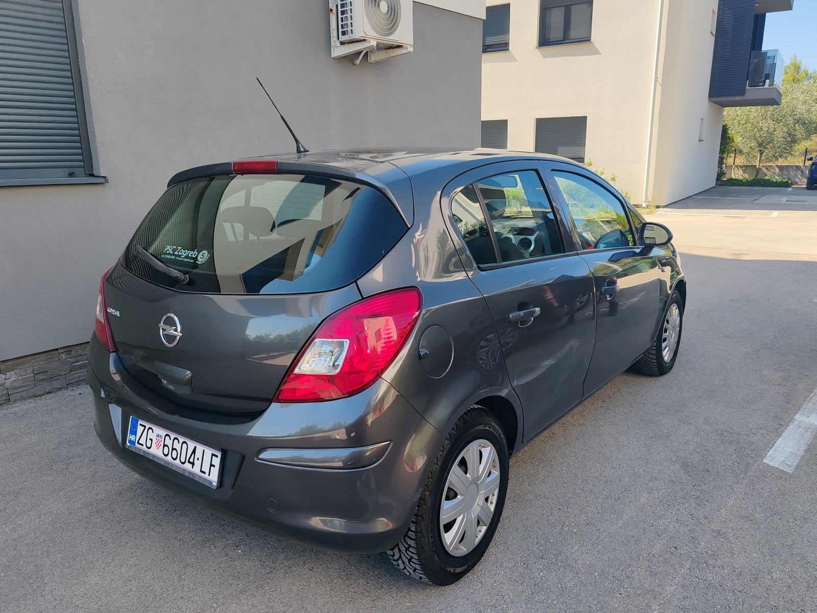 Opel Corsa 1,2 16V Klima Odlicno stanje, fotografija 3