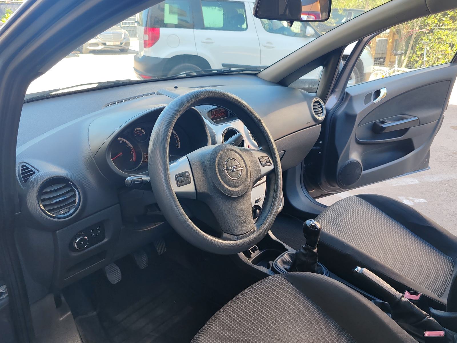 Opel Corsa 1,2 16V Klima Odlicno stanje, fotografija 15