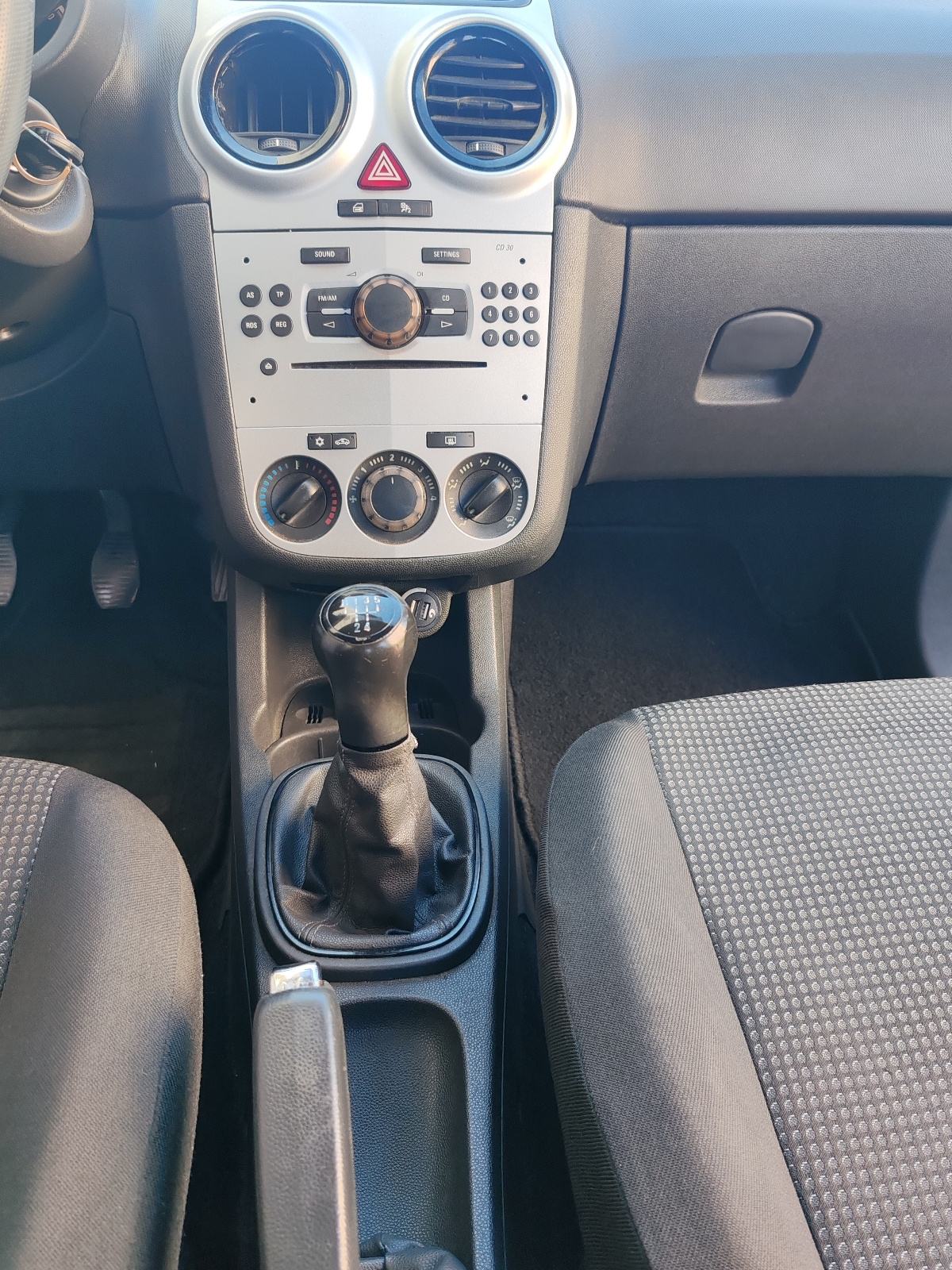 Opel Corsa 1,2 16V Klima Odlicno stanje, fotografija 16