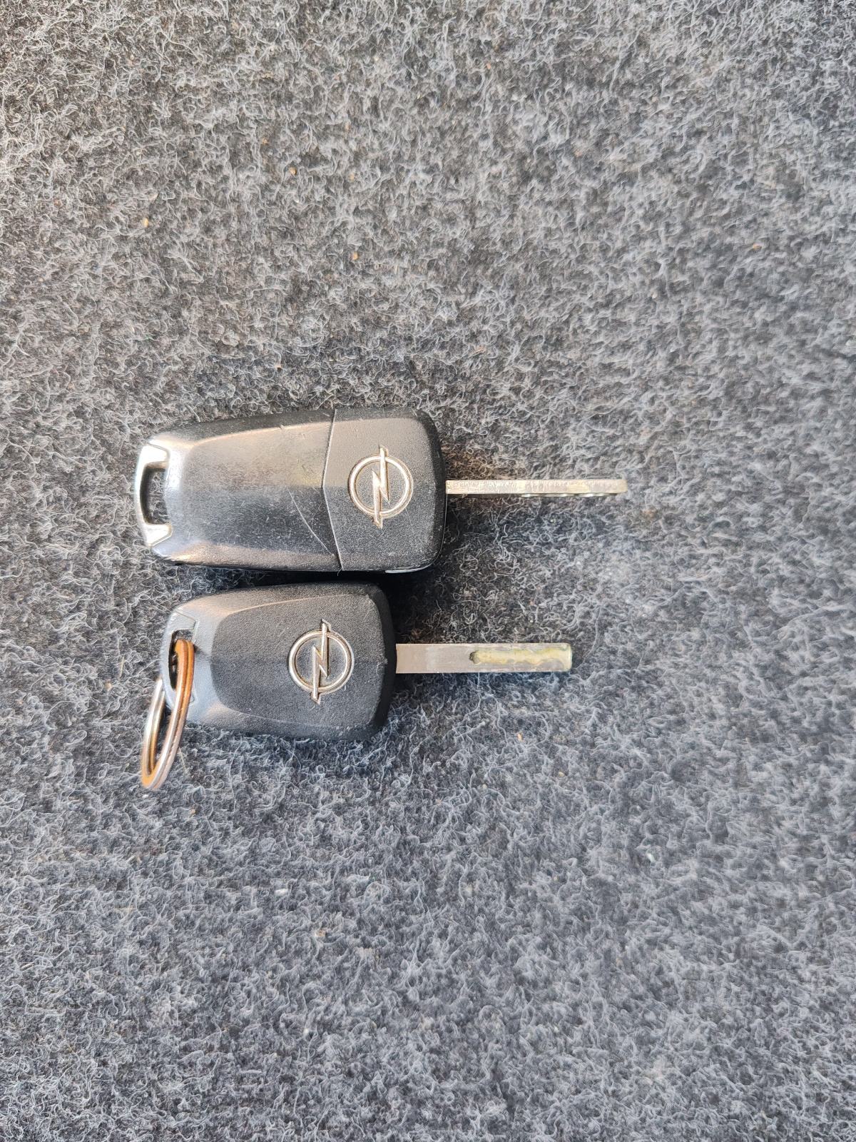 Opel Corsa 1,2 16V Klima Odlicno stanje, fotografija 17