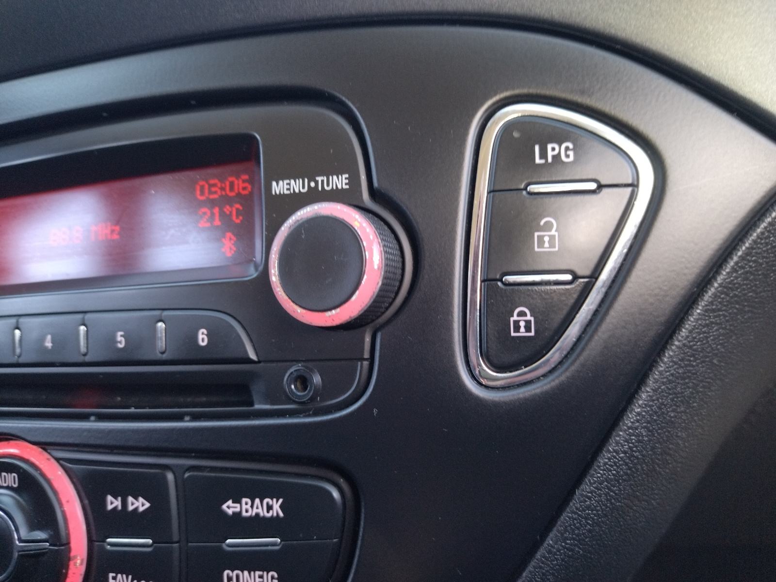 Opel Corsa 1,4 LPG u pdv ***akcija crni petak****, fotografija 9