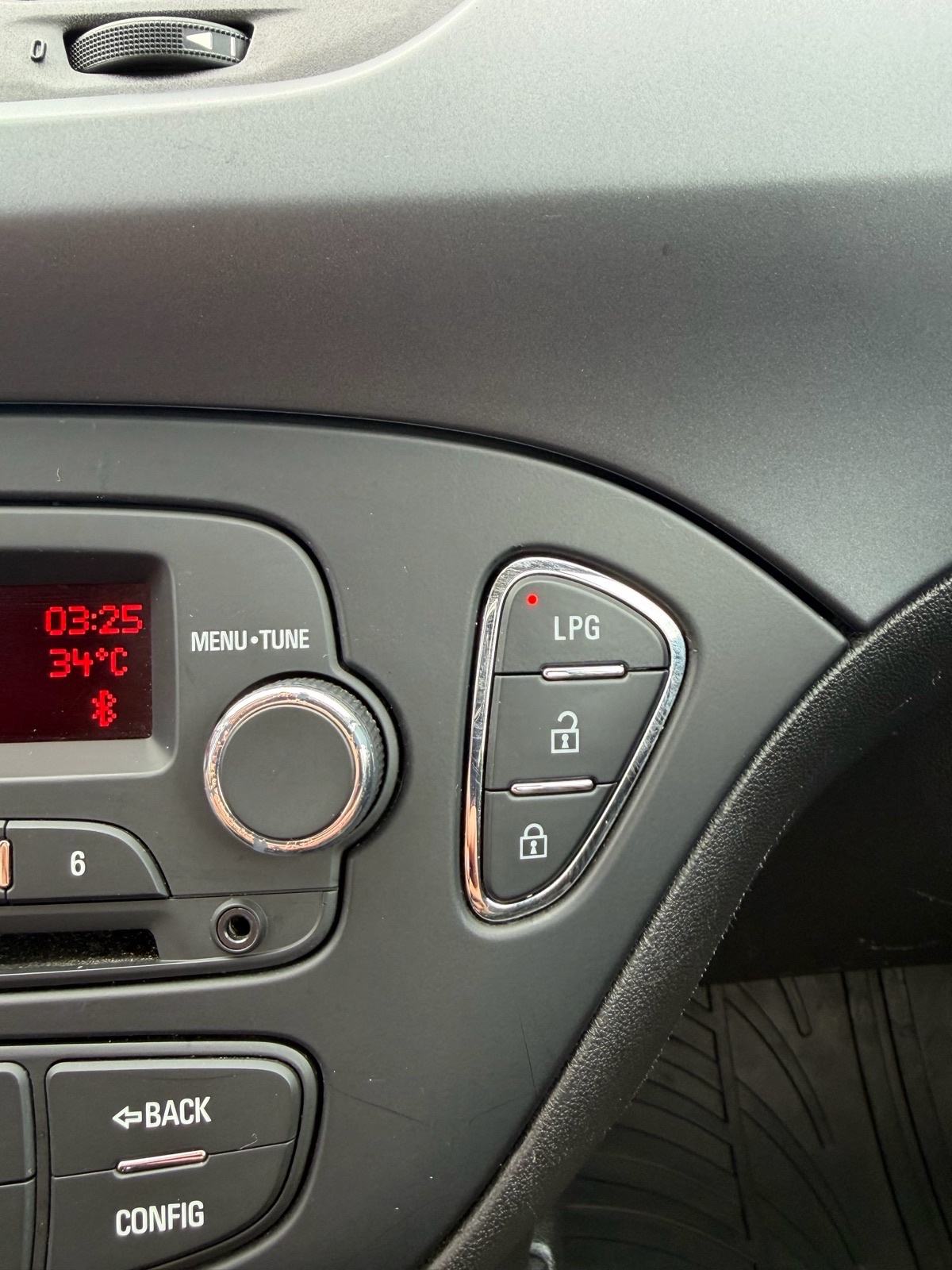Opel Corsa 1,4 LPG Tvornički* HR Auto, 93 tkm*, fotografija 14