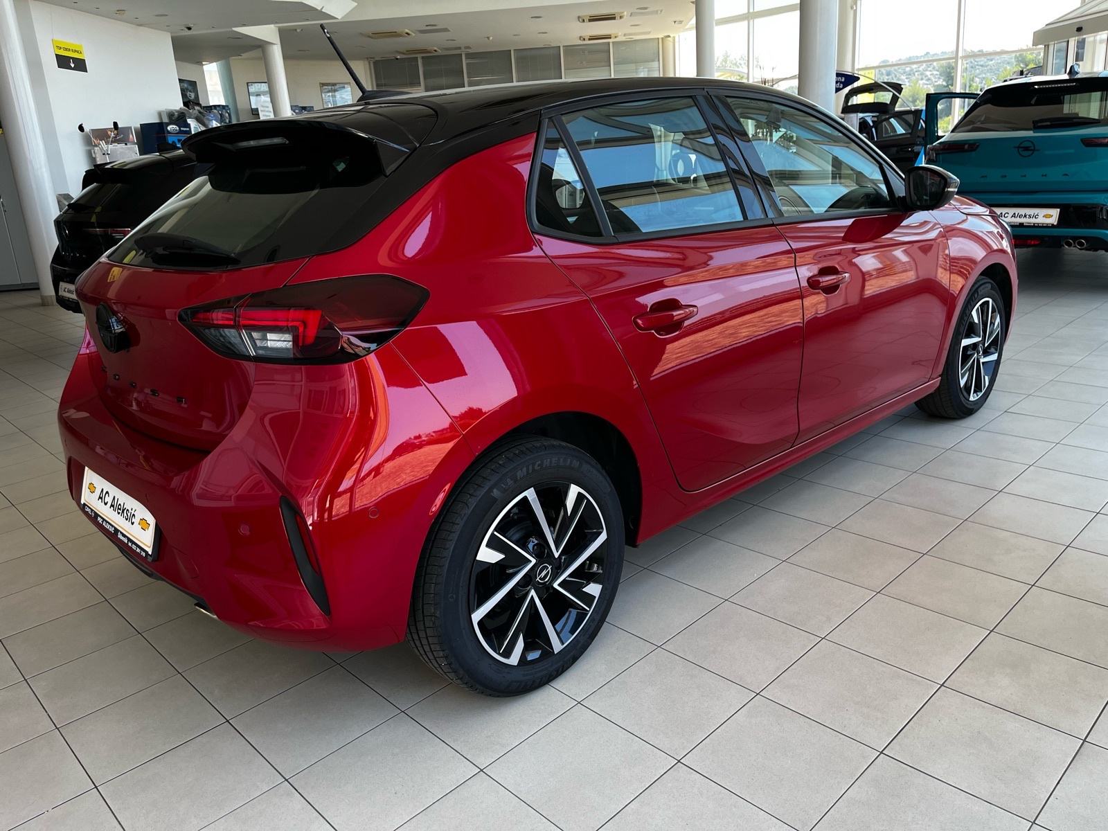 Opel Corsa GS 1,2 MT6 -JAMSTVO- Park. kamera, Zimski paket, Sport mode, fotografija 4