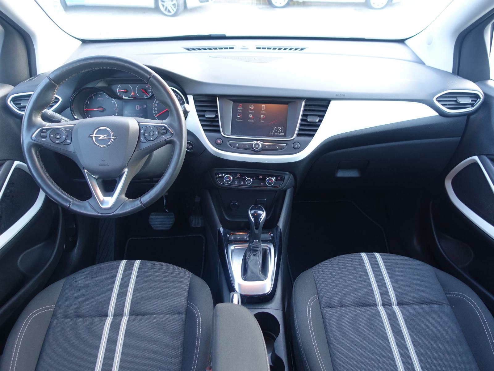 Opel Crossland 1,2 Turbo 130 automatik / HR auto / JAMSTVO + REG.06/27, fotografija 11