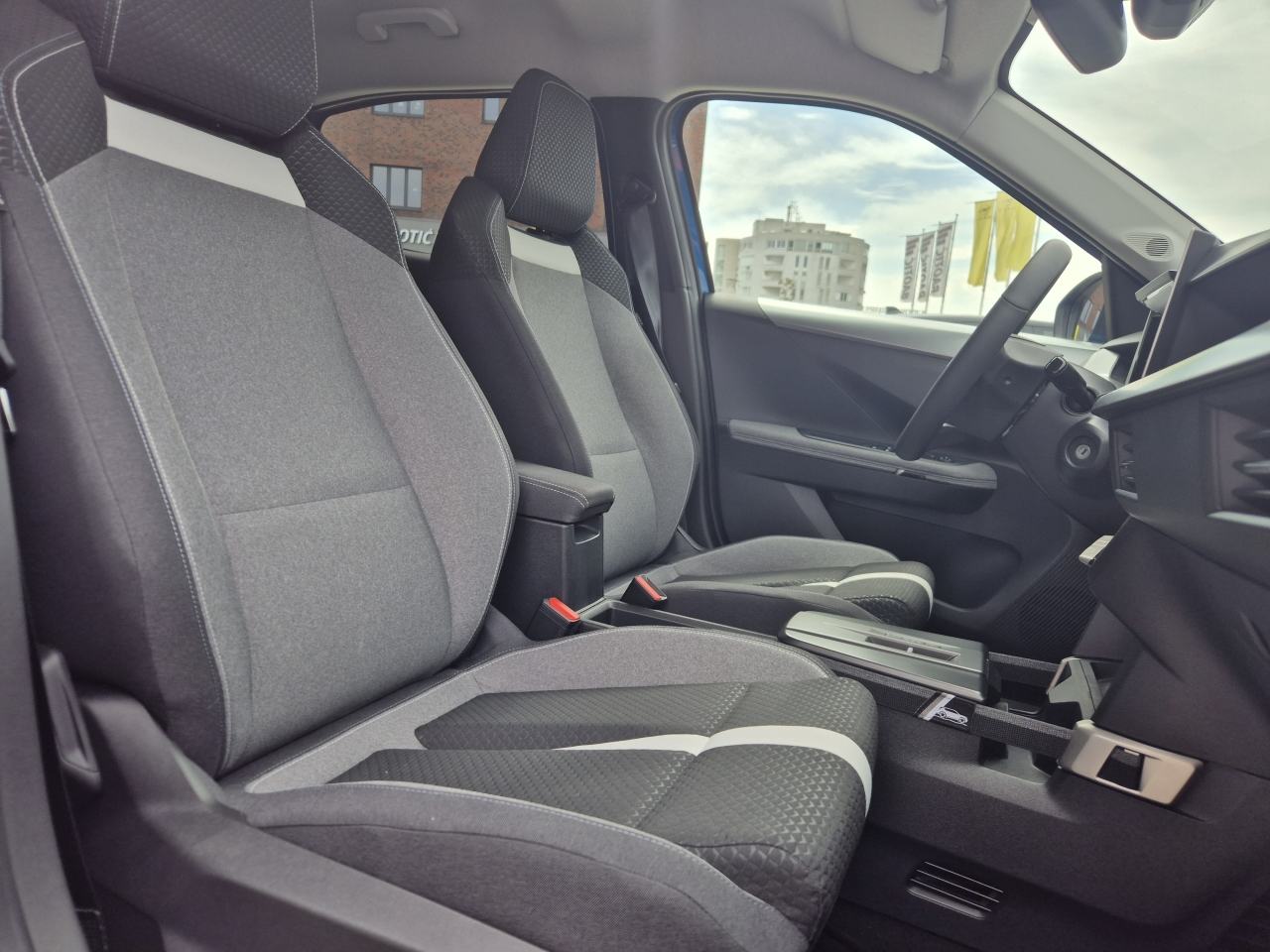Opel Frontera 1,2 Turbo 136 Hibrid 48V Ultimate Aut., fotografija 11