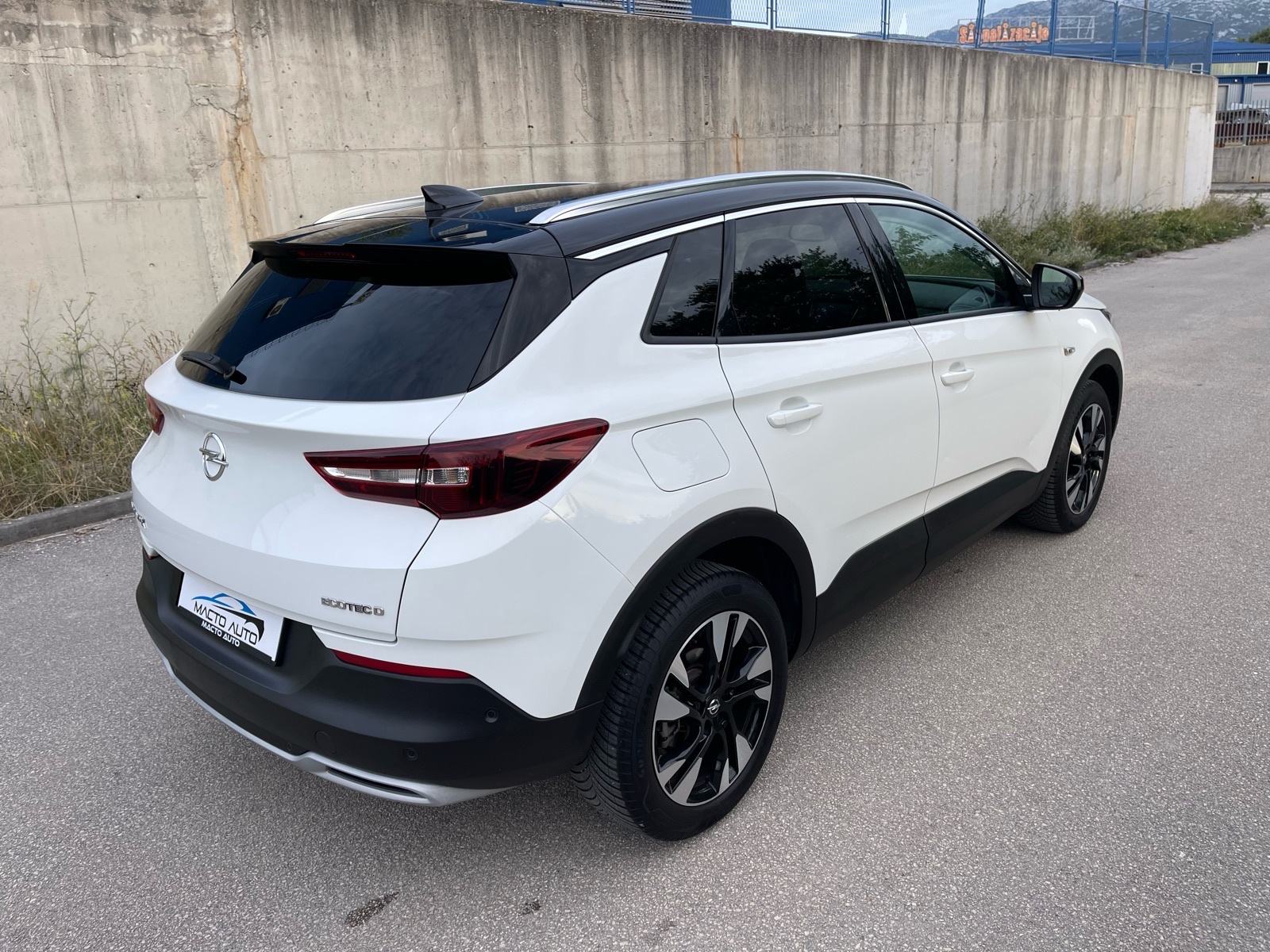 Opel Grandland 1,5 CDTI, fotografija 8