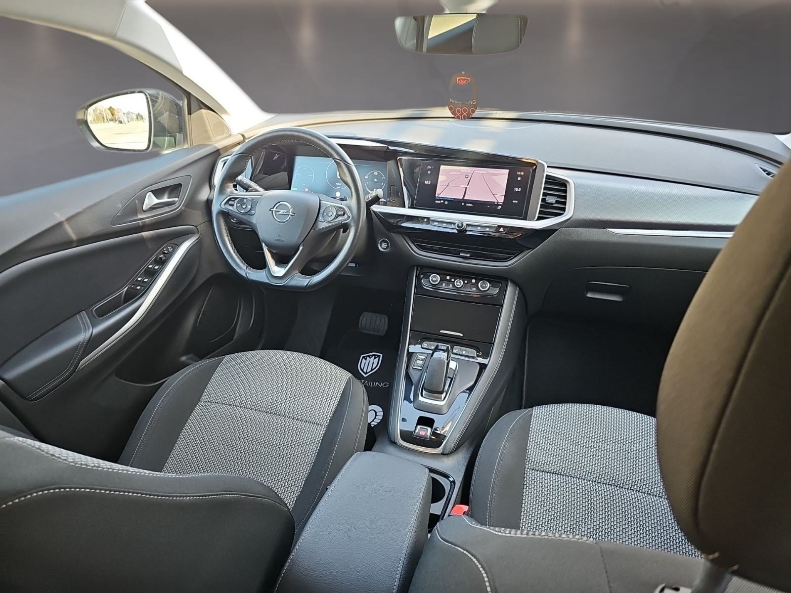 Opel Grandland 1,6 Turbo,224 KS,HYIBRID,AUTOMATIK,KAMERA,LED SVIJETLA, fotografija 15