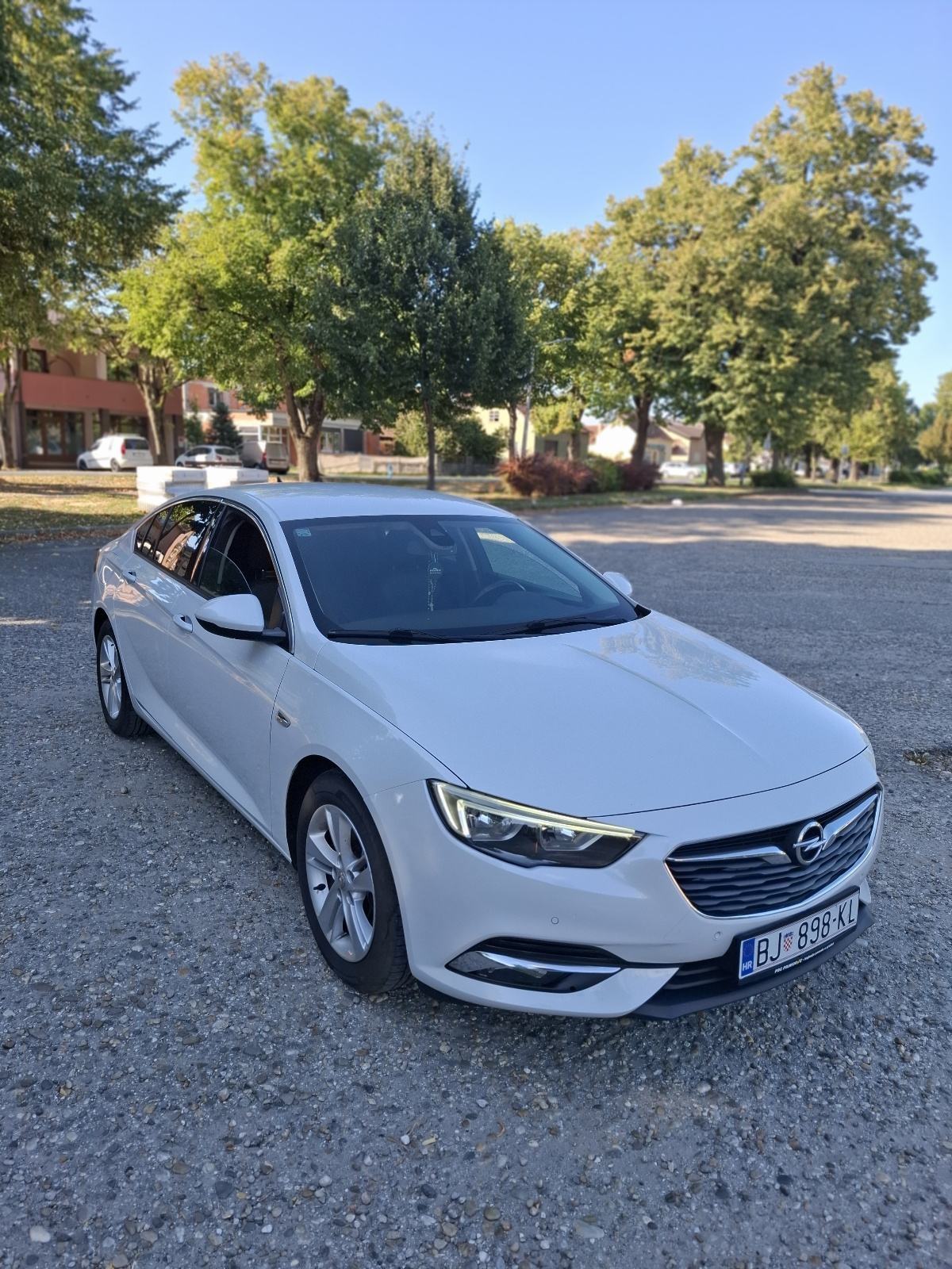 Opel Insignia 1,6 CDTI, HR vozilo - OŠTEĆENO-, fotografija 2