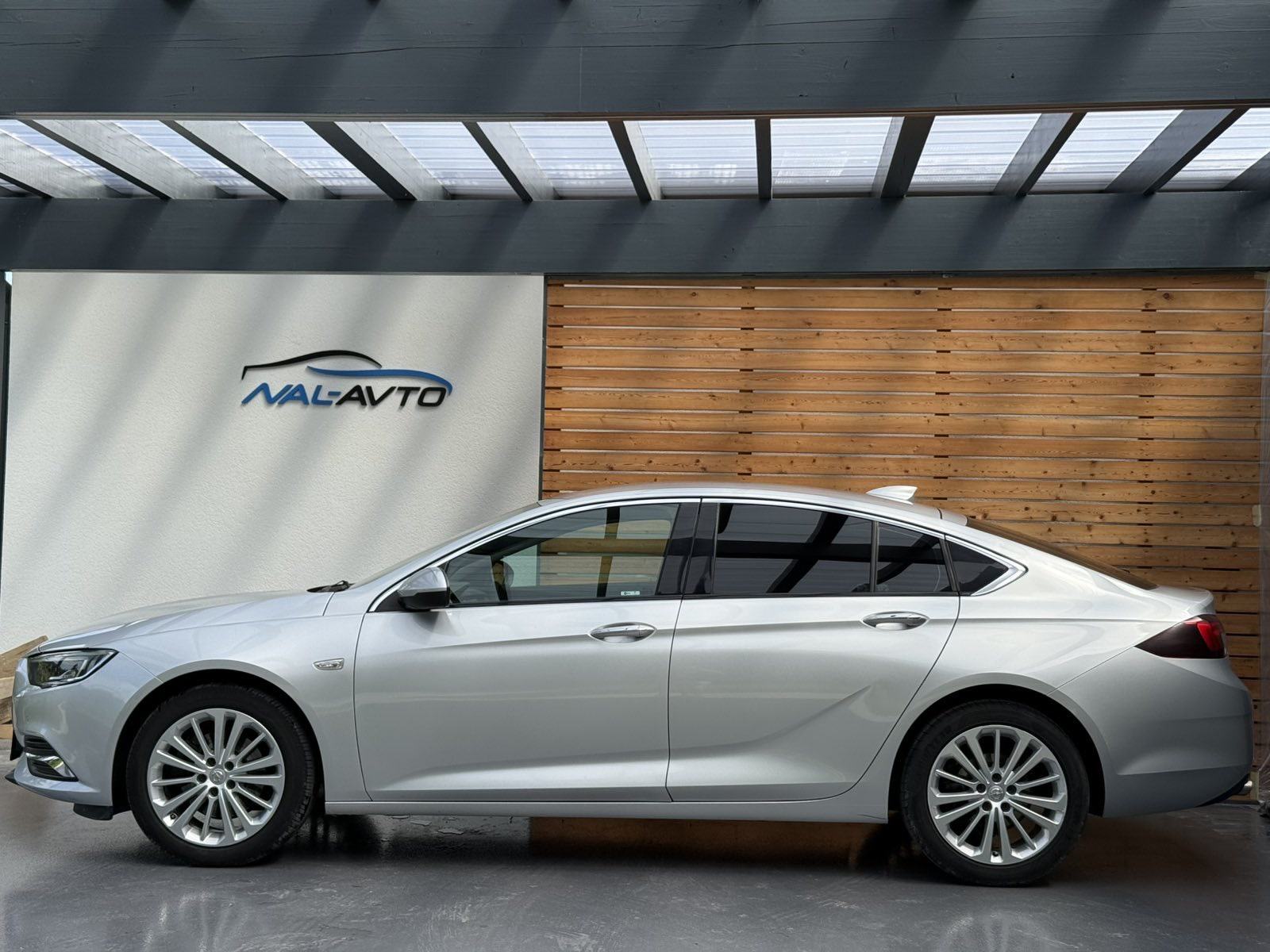 Opel Insignia 2,0 CDTI LED-BOSE-KEYLESS GO-ACC-LANE ASSIST, fotografija 6