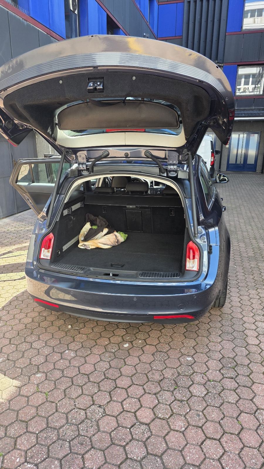 Opel Insignia Karavan 2,0 CDTI reg godinu dana, fotografija 6