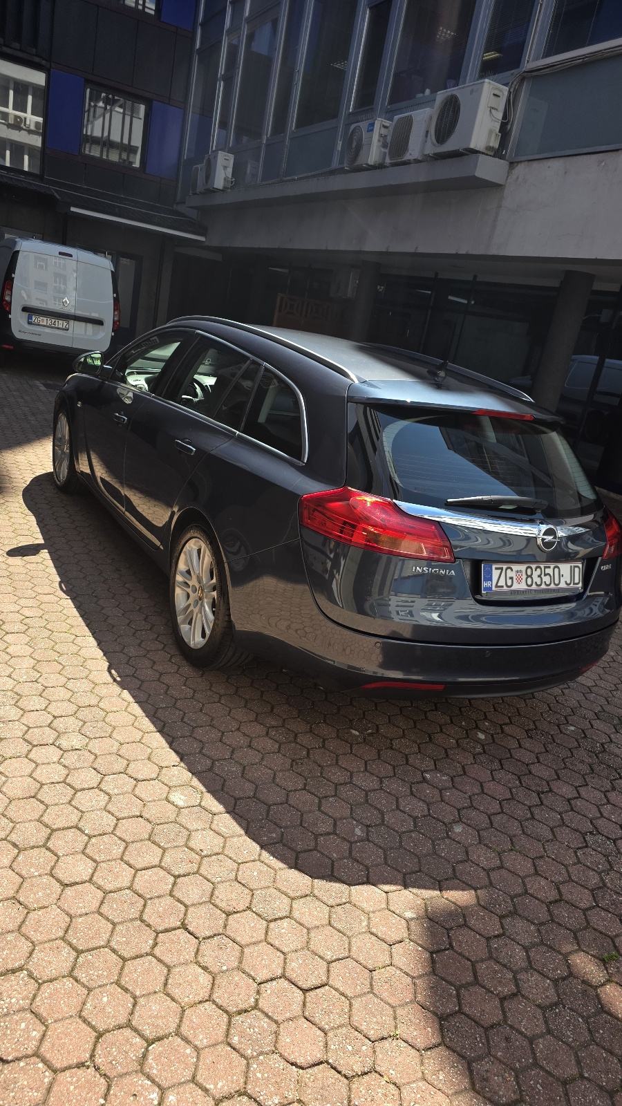 Opel Insignia Karavan 2,0 CDTI reg godinu dana, fotografija 4