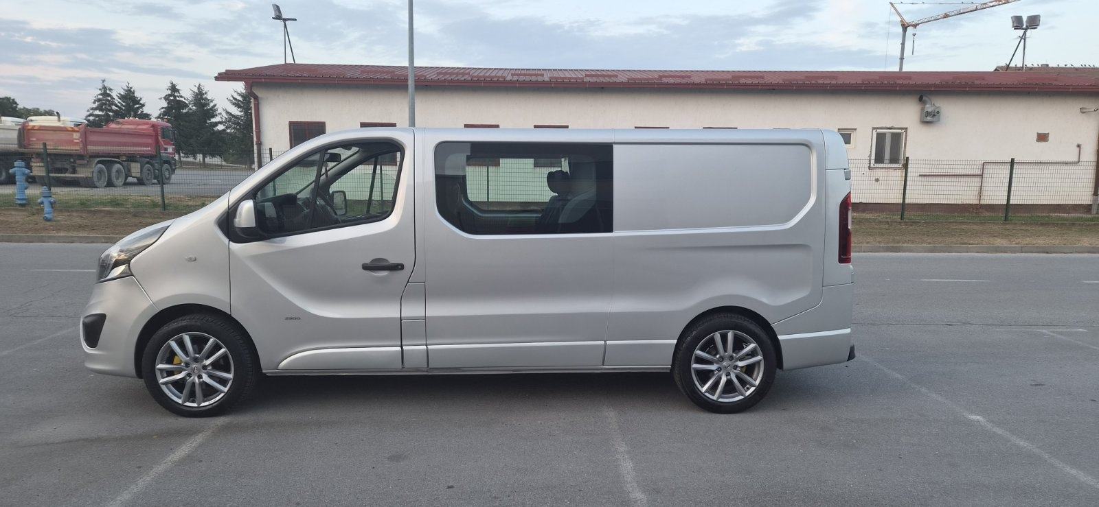 Opel Vivaro 1,6 CDTI L2H1 putnički **klima, kuka, alu 18 + nove gume**, fotografija 2