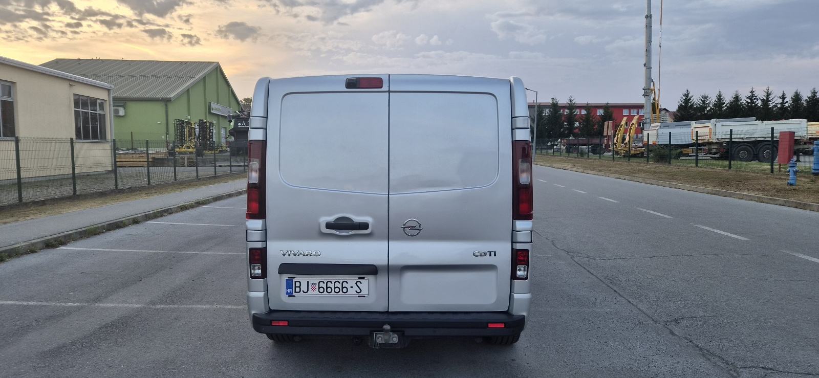 Opel Vivaro 1,6 CDTI L2H1 putnički **klima, kuka, alu 18 + nove gume**, fotografija 4