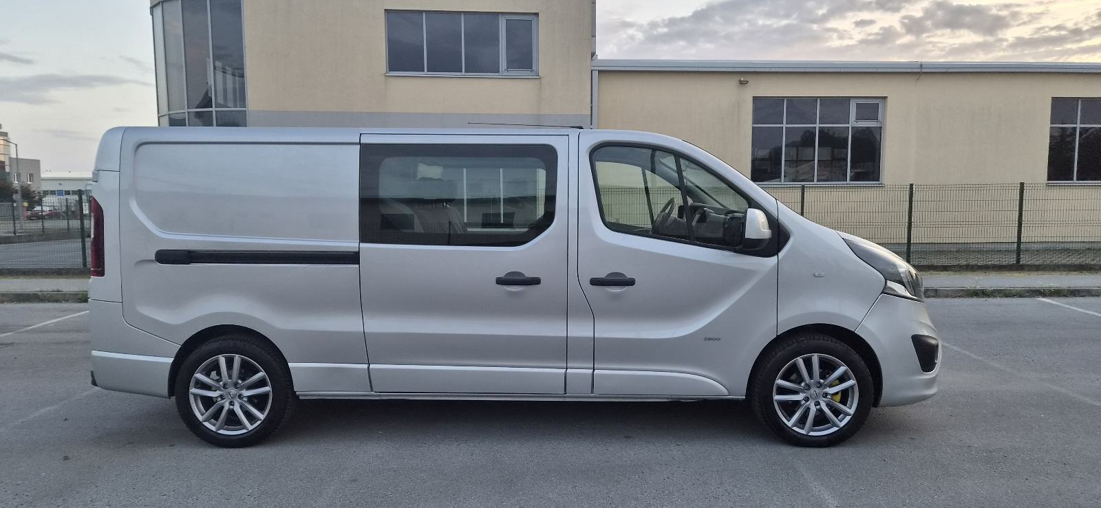 Opel Vivaro 1,6 CDTI L2H1 putnički **klima, kuka, alu 18 + nove gume**, fotografija 6