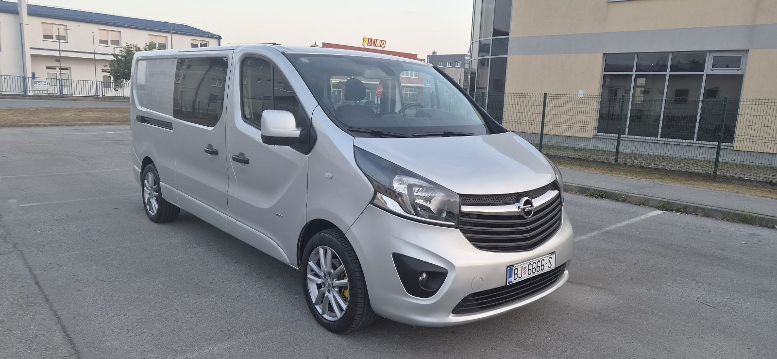 Opel Vivaro 1,6 CDTI L2H1 putnički **klima, kuka, alu 18 + nove gume**, fotografija 7