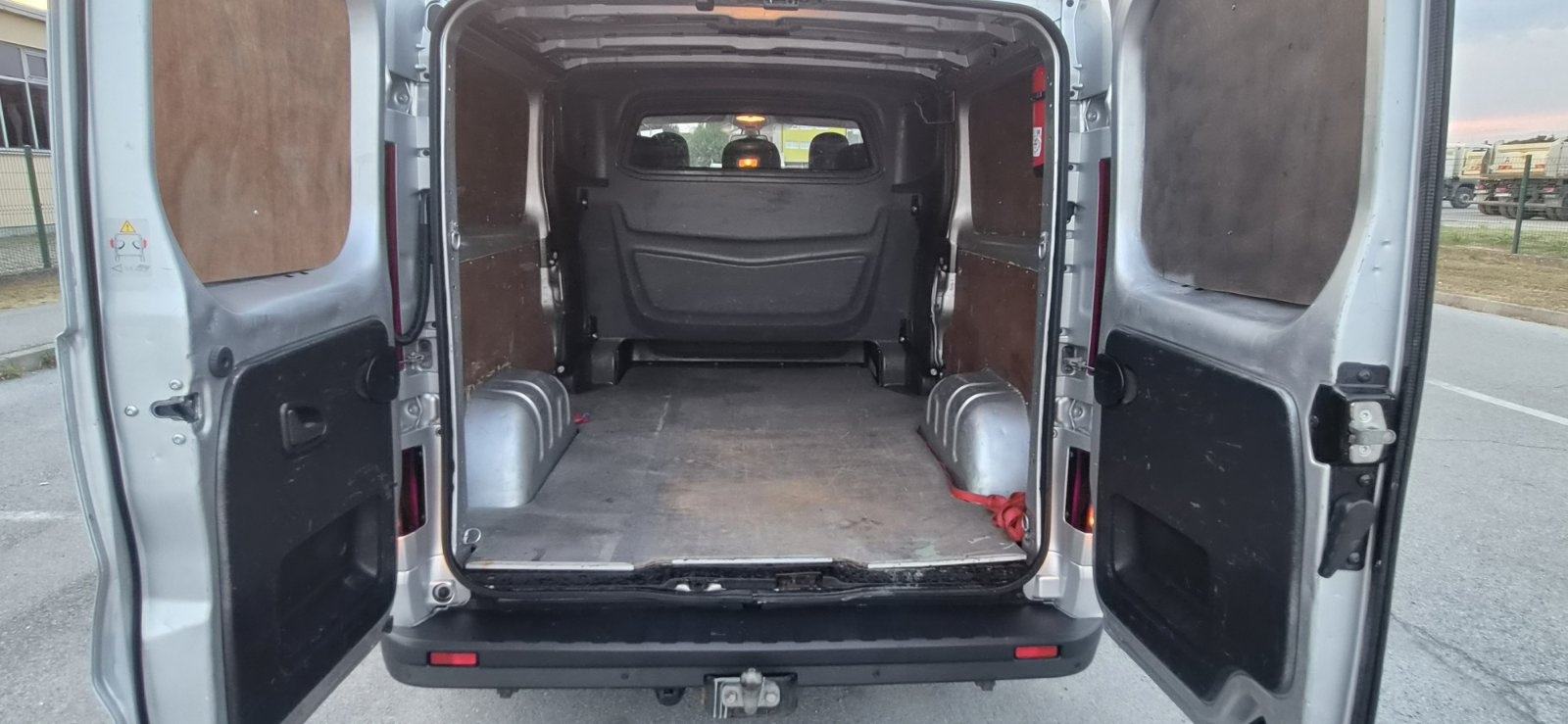 Opel Vivaro 1,6 CDTI L2H1 putnički **klima, kuka, alu 18 + nove gume**, fotografija 15