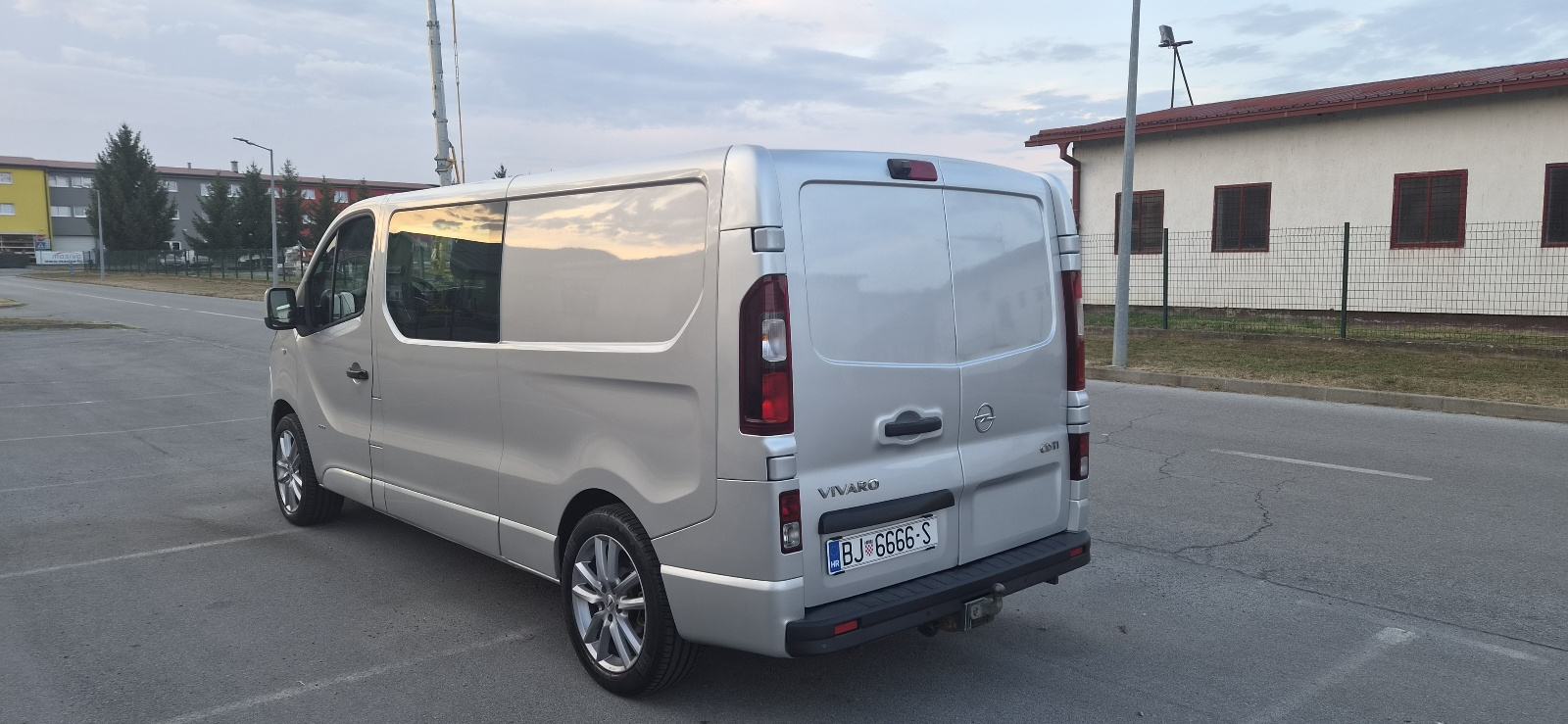 Opel Vivaro 1,6 CDTI L2H1 putnički **klima, kuka, alu 18 + nove gume**, fotografija 3