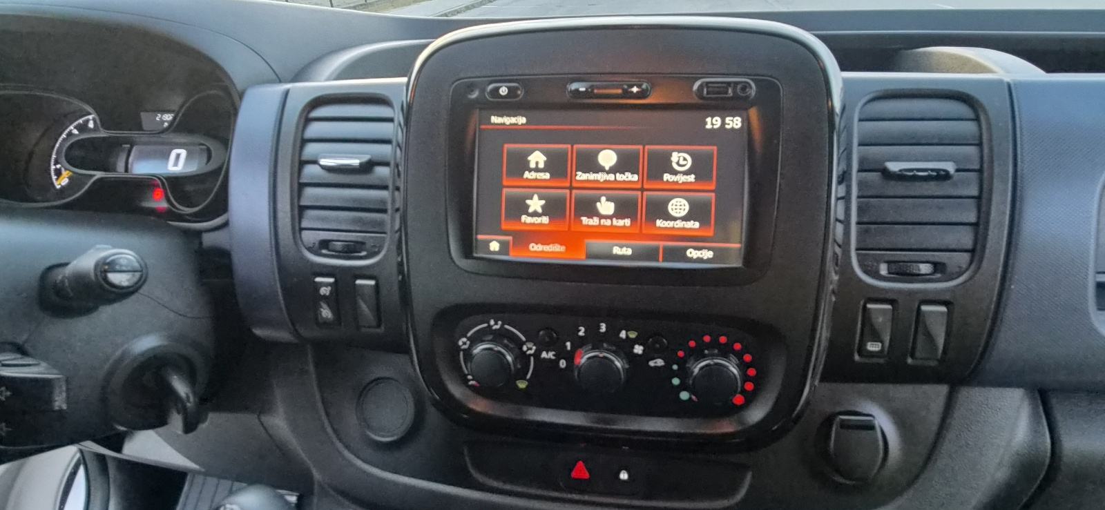 Opel Vivaro 1,6 CDTI L2H1 putnički **klima, kuka, alu 18 + nove gume**, fotografija 10