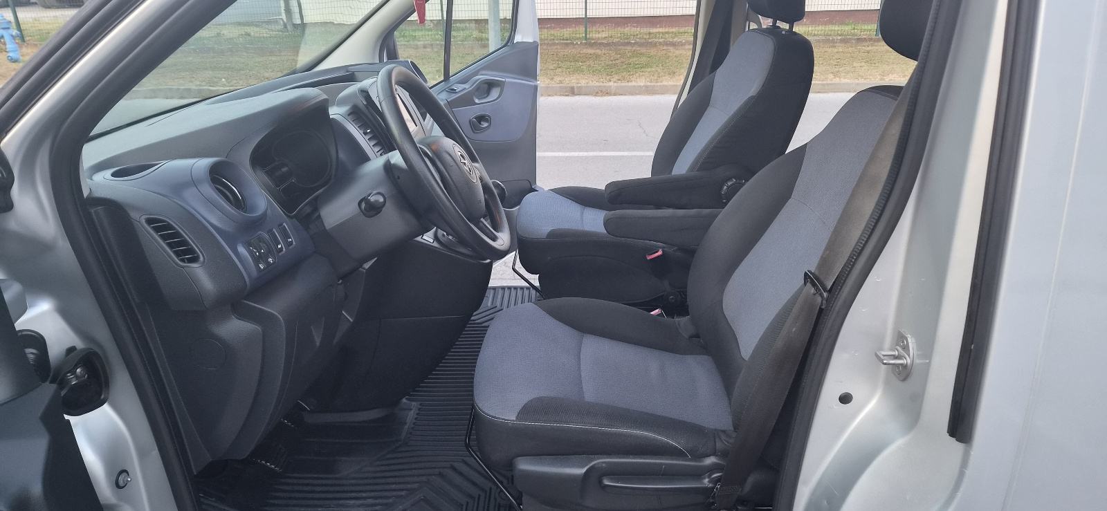 Opel Vivaro 1,6 CDTI L2H1 putnički **klima, kuka, alu 18 + nove gume**, fotografija 14