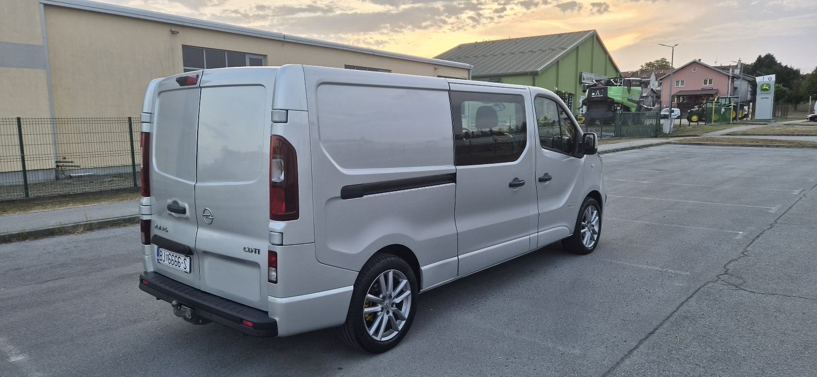 Opel Vivaro 1,6 CDTI L2H1 putnički **klima, kuka, alu 18 + nove gume**, fotografija 5