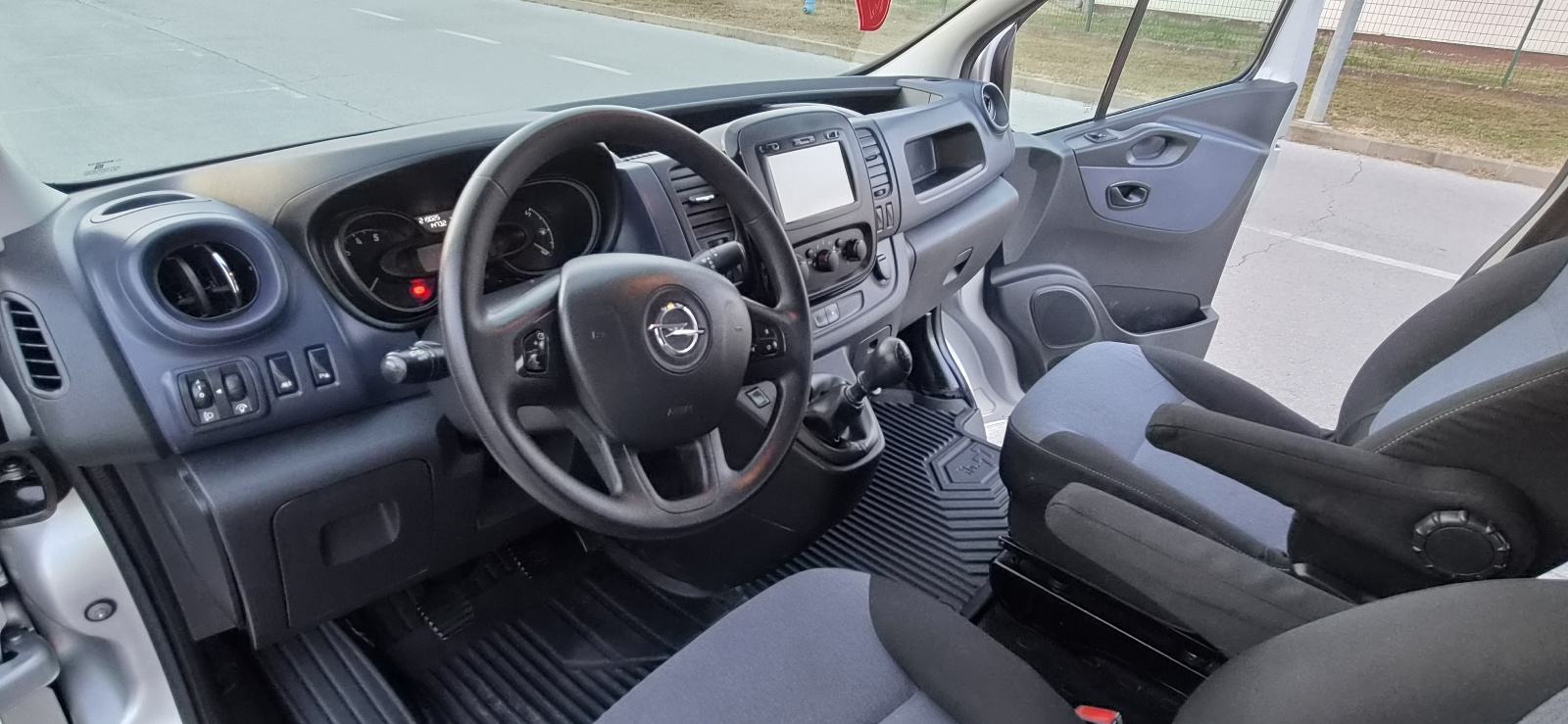 Opel Vivaro 1,6 CDTI L2H1 putnički **klima, kuka, alu 18 + nove gume**, fotografija 13