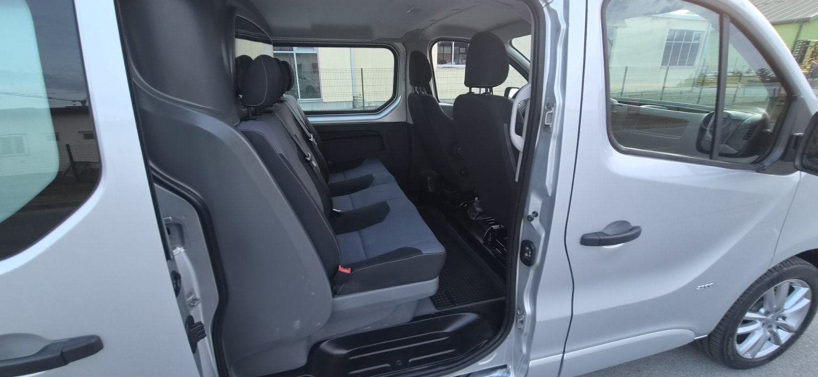 Opel Vivaro 1,6 CDTI L2H1 putnički **klima, kuka, alu 18 + nove gume**, fotografija 16