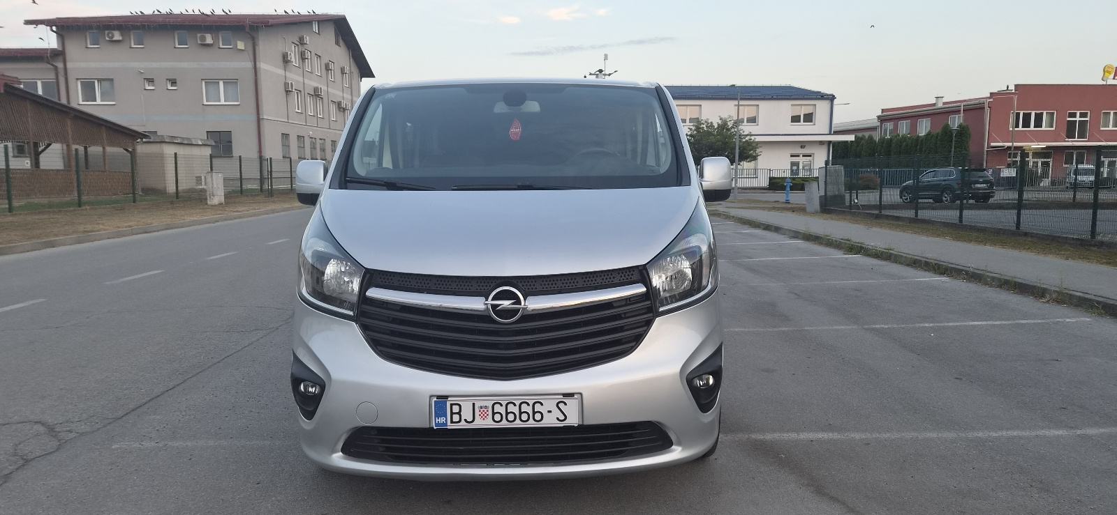 Opel Vivaro 1,6 CDTI L2H1 putnički **klima, kuka, alu 18 + nove gume**, fotografija 8