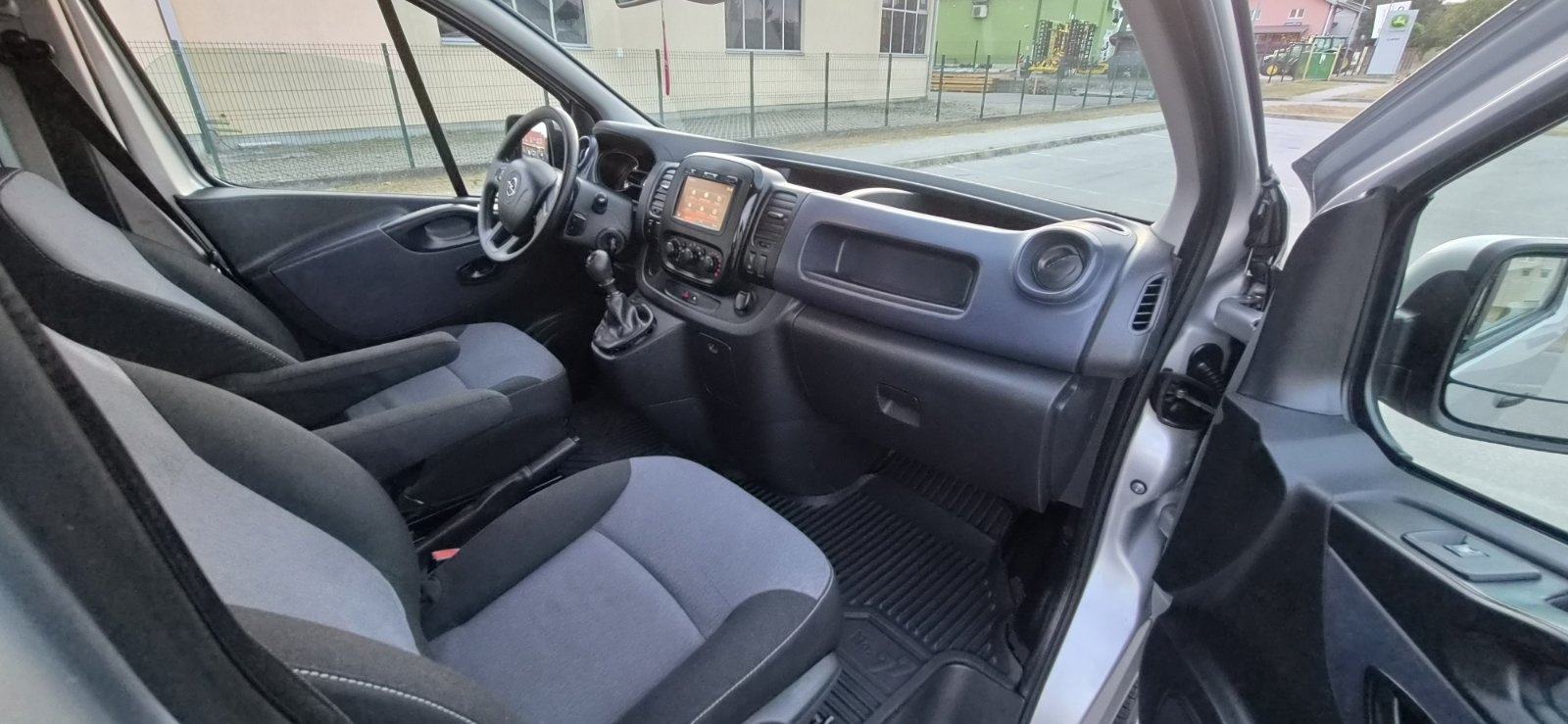 Opel Vivaro 1,6 CDTI L2H1 putnički **klima, kuka, alu 18 + nove gume**, fotografija 18
