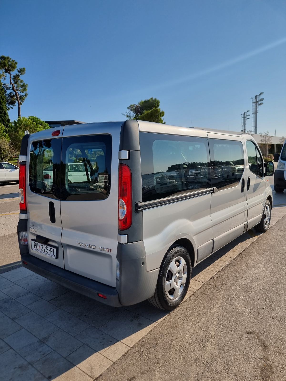 Opel Vivaro 2.0 CDTI L2 8+1, dupla klima, 2 seta guma, uredno održavan, fotografija 5