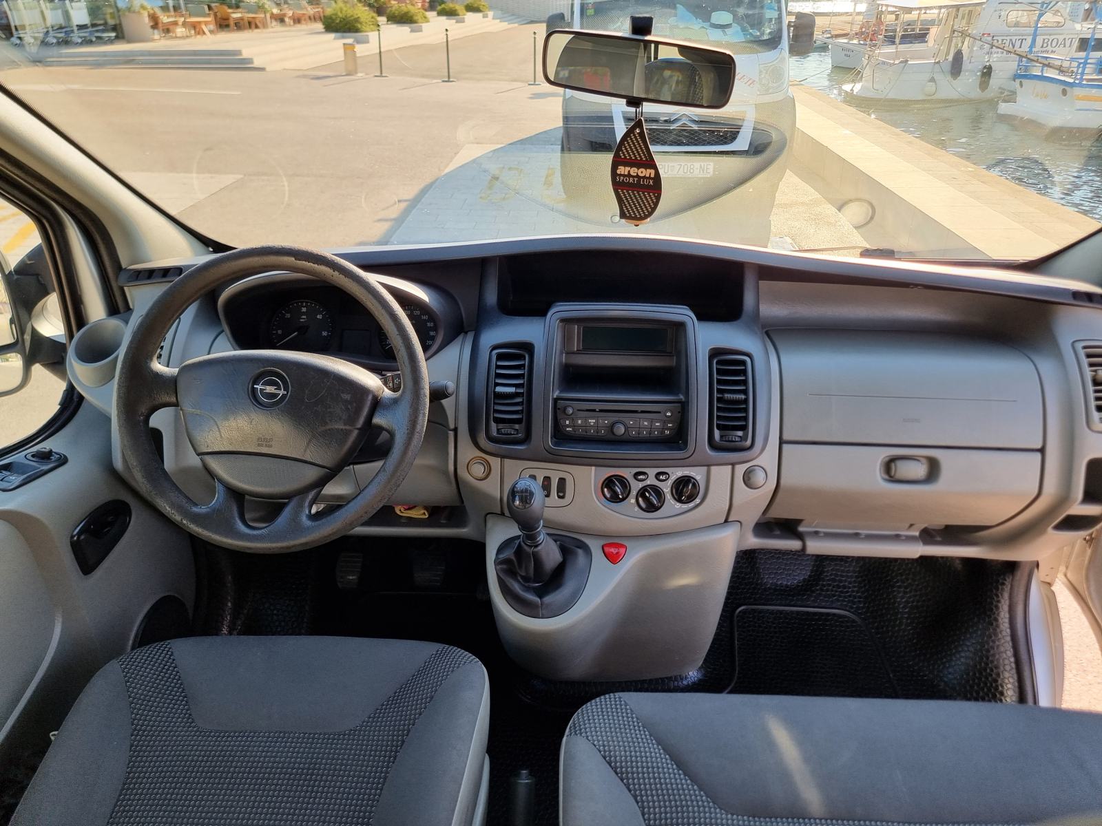 Opel Vivaro 2.0 CDTI L2 8+1, dupla klima, 2 seta guma, uredno održavan, fotografija 13
