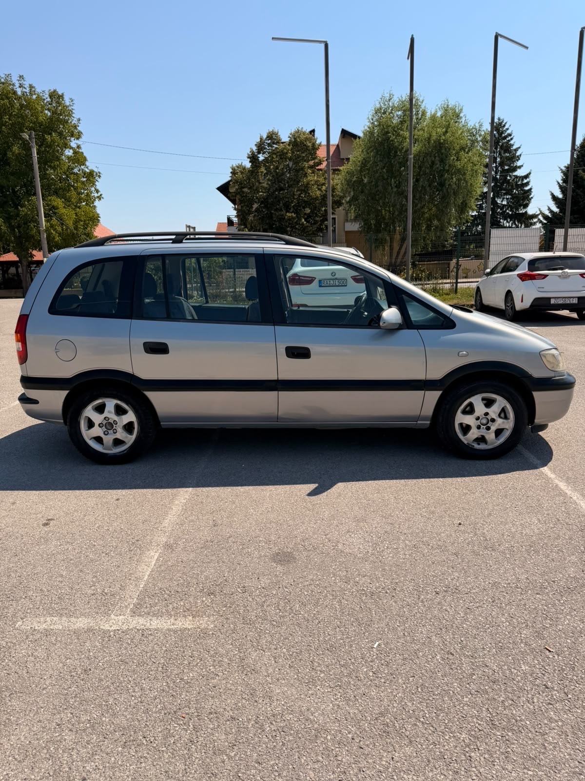 Opel Zafira 1,6 16V KLIMA LEDI BENZIN SAMO 1150 EURA ALCIA 7 SJEDALA, fotografija 2