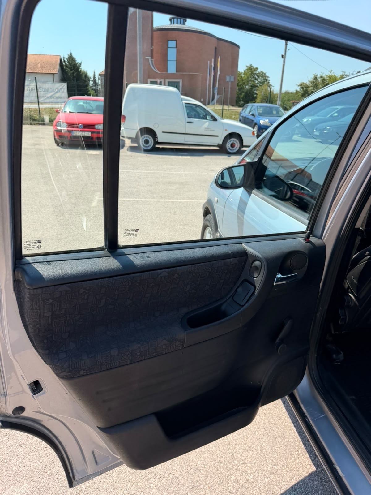 Opel Zafira 1,6 16V KLIMA LEDI BENZIN SAMO 1150 EURA ALCIA 7 SJEDALA, fotografija 14