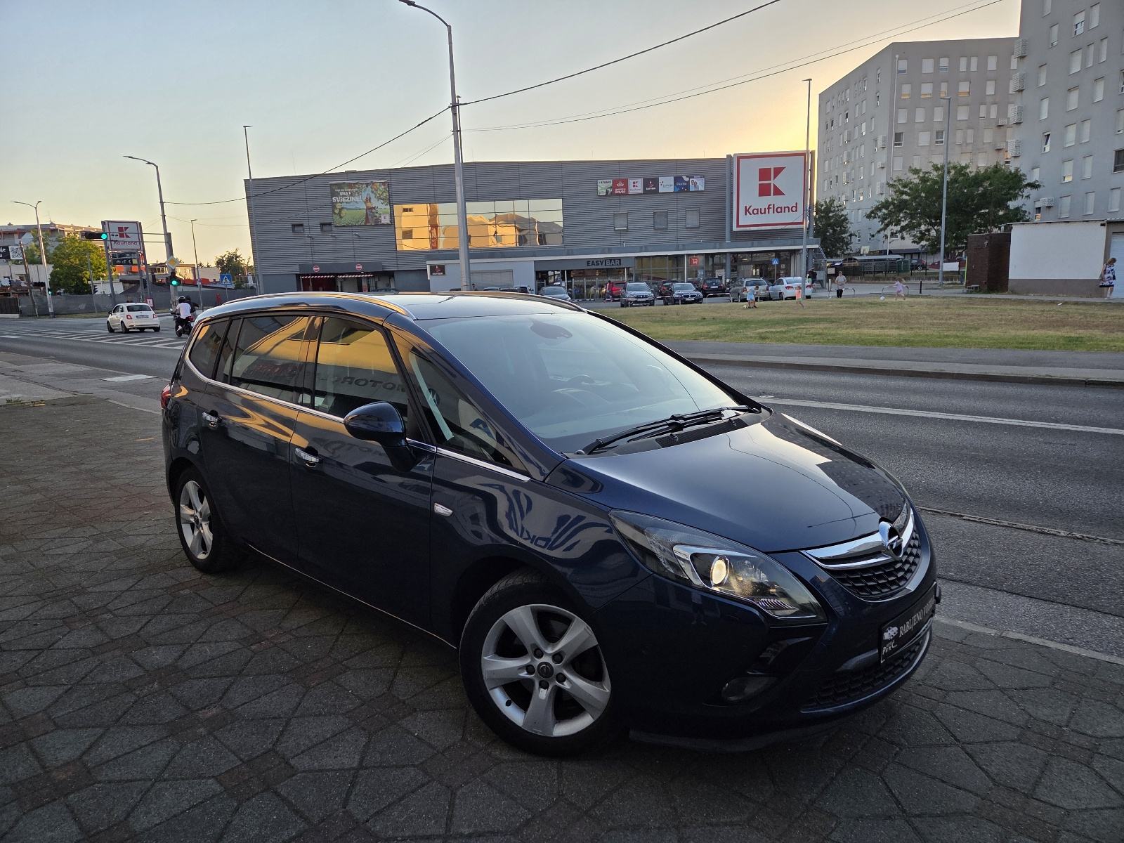 OPEL ZAFIRA 2.0 CDTI- 130ks-BI XENON-NAVIGACIJA-2x PARK SENZORI+KAMERA, fotografija 4