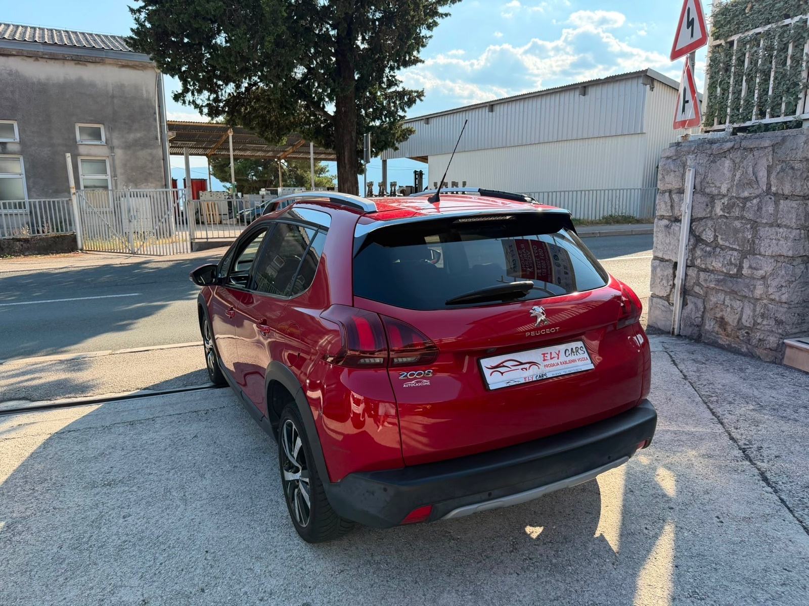 Peugeot 2008 1,2 110Ks automatik ALLUR/NAVIGACIJA/PARKING KAMERA, fotografija 4