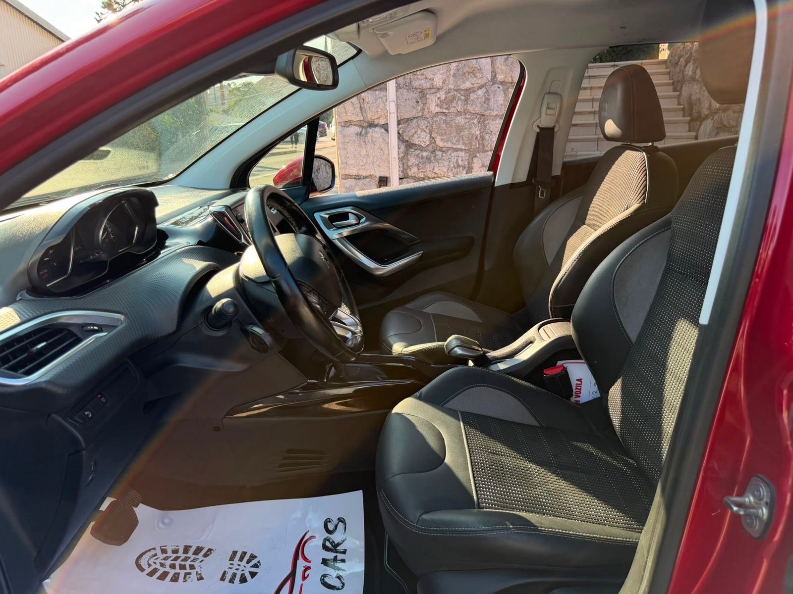 Peugeot 2008 1,2 110Ks automatik ALLUR/NAVIGACIJA/PARKING KAMERA, fotografija 11