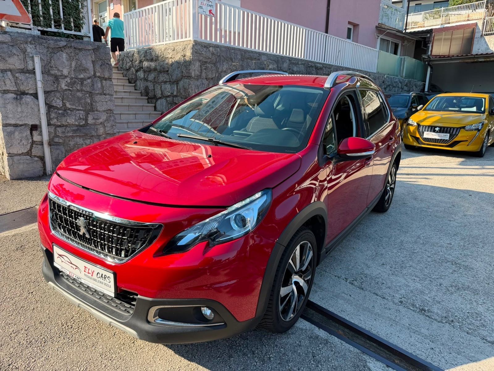 Peugeot 2008 1,2 110Ks automatik ALLUR/NAVIGACIJA/PARKING KAMERA, fotografija 2