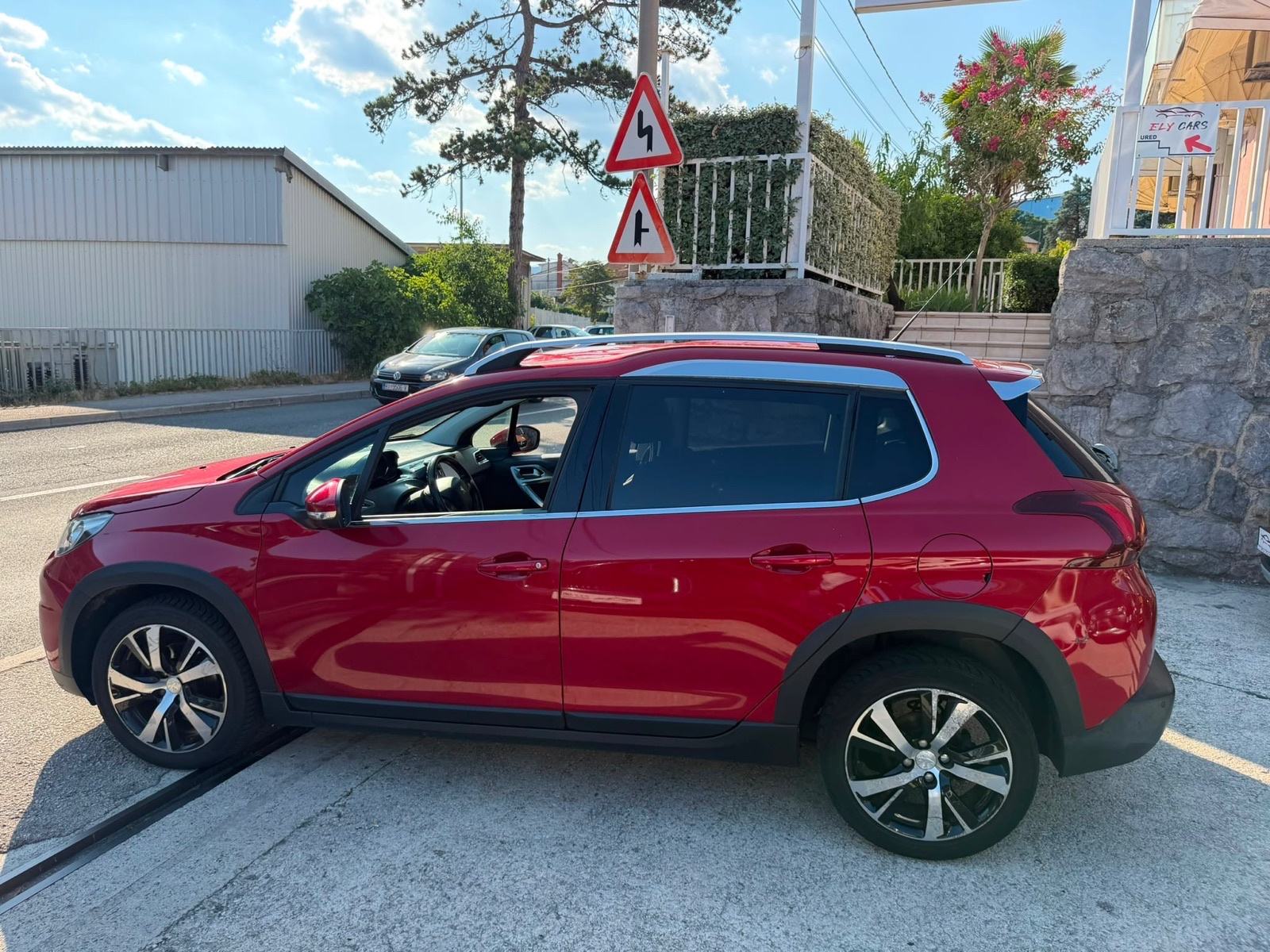 Peugeot 2008 1,2 110Ks automatik ALLUR/NAVIGACIJA/PARKING KAMERA, fotografija 6