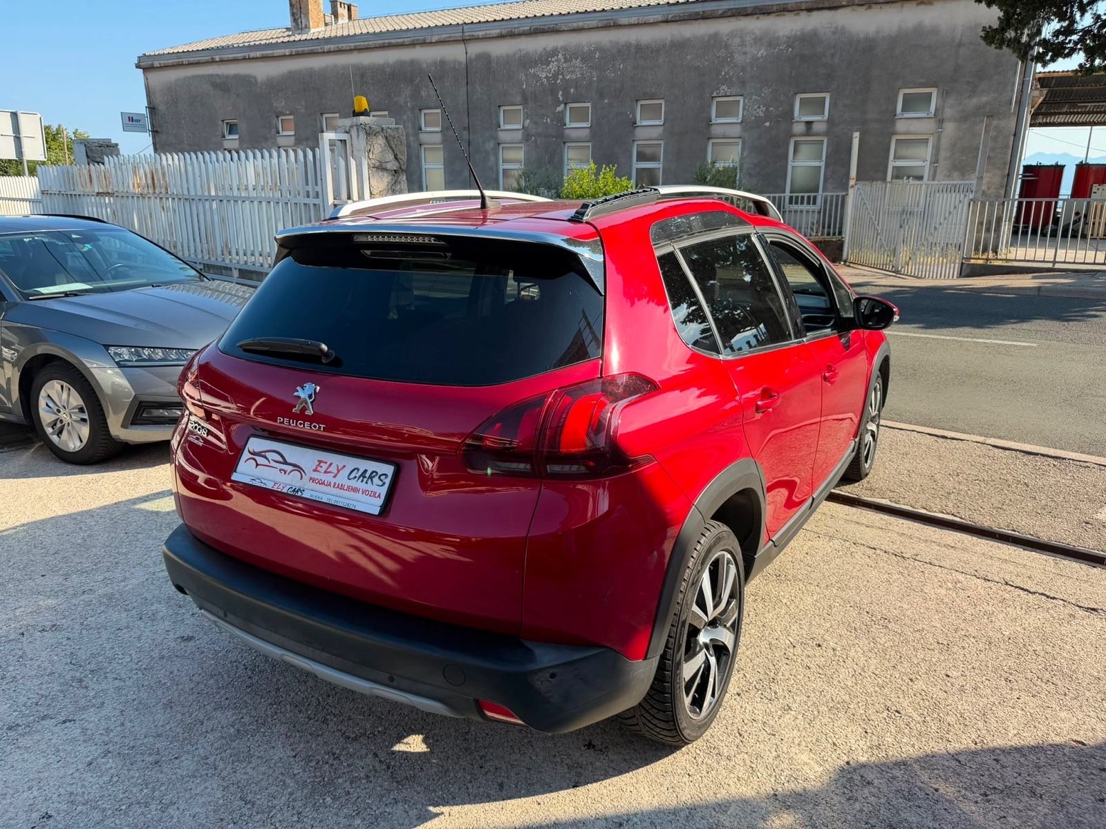 Peugeot 2008 1,2 110Ks automatik ALLUR/NAVIGACIJA/PARKING KAMERA, fotografija 5