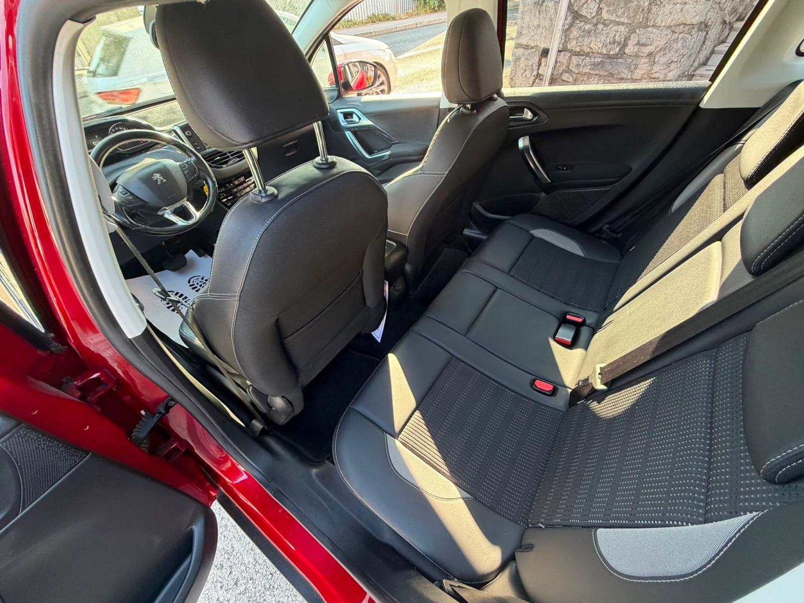 Peugeot 2008 1,2 110Ks automatik ALLUR/NAVIGACIJA/PARKING KAMERA, fotografija 19