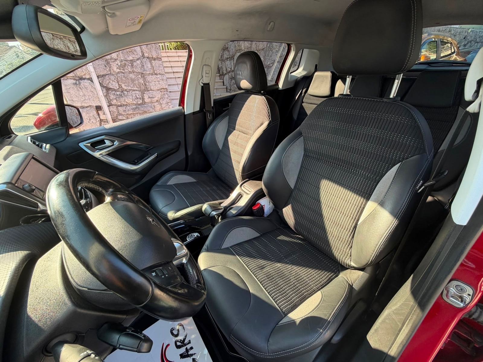 Peugeot 2008 1,2 110Ks automatik ALLUR/NAVIGACIJA/PARKING KAMERA, fotografija 12
