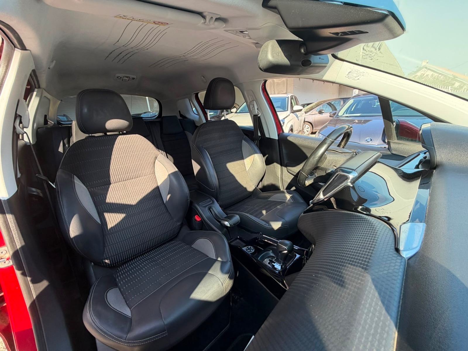 Peugeot 2008 1,2 110Ks automatik ALLUR/NAVIGACIJA/PARKING KAMERA, fotografija 17