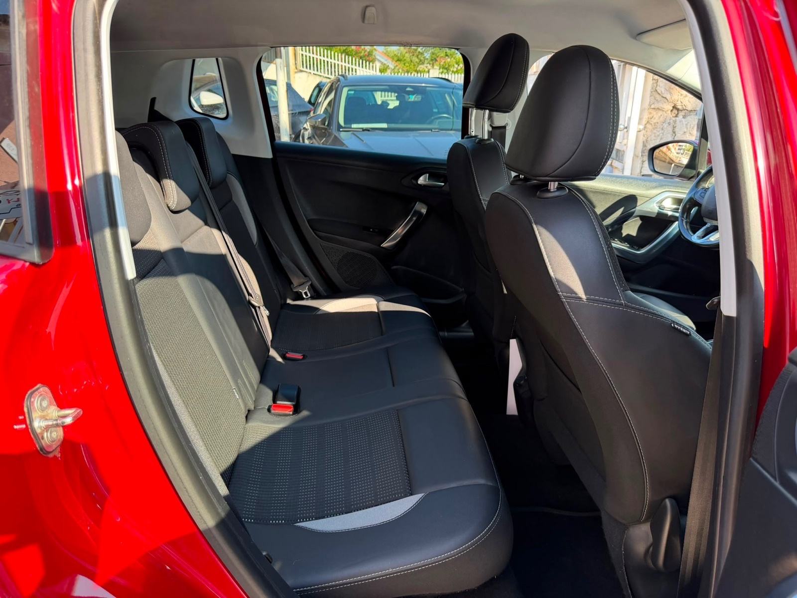 Peugeot 2008 1,2 110Ks automatik ALLUR/NAVIGACIJA/PARKING KAMERA, fotografija 20