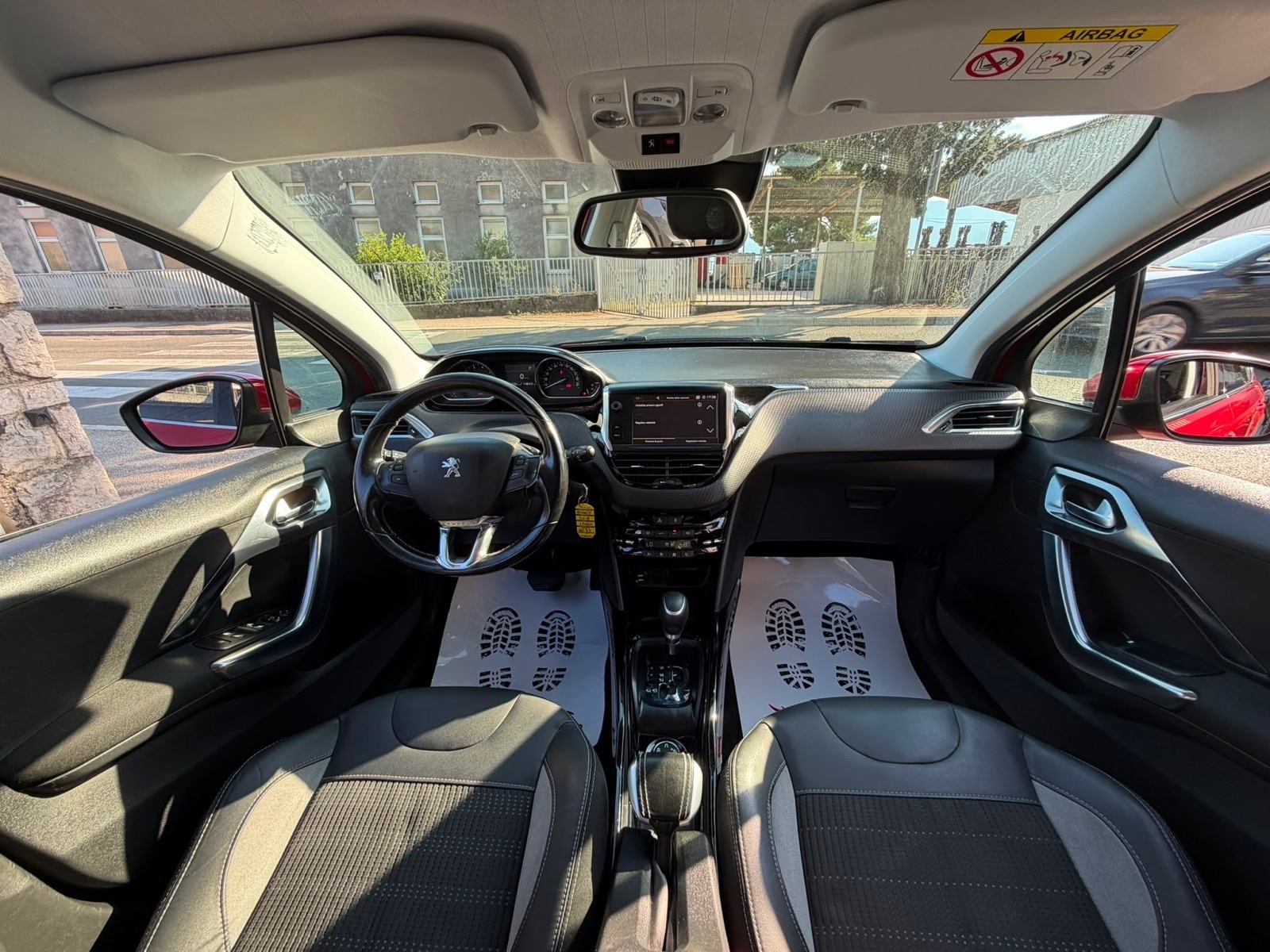 Peugeot 2008 1,2 110Ks automatik ALLUR/NAVIGACIJA/PARKING KAMERA, fotografija 18