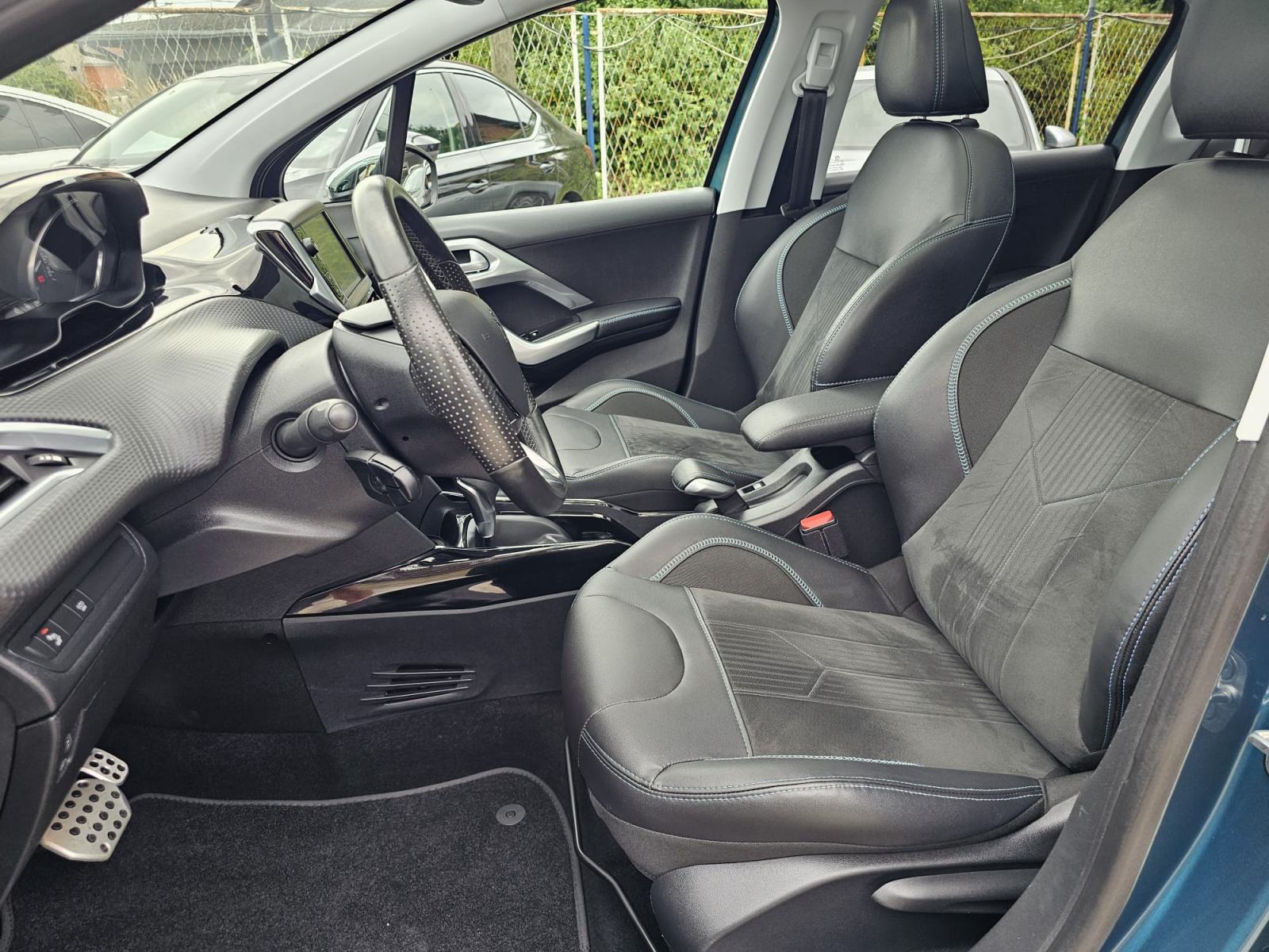 Peugeot 2008 1,2 110ks"CROSSWAY"-AUTOMATIK-PANORAMA-FULL-SERVISNA-GAR., fotografija 14