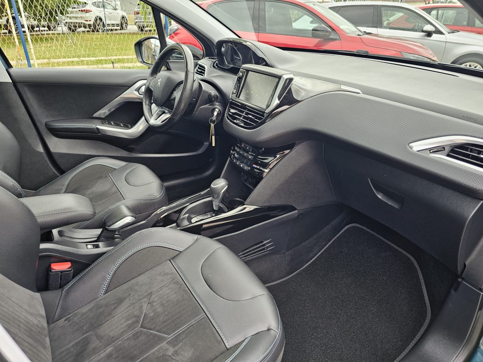 Peugeot 2008 1,2 110ks"CROSSWAY"-AUTOMATIK-PANORAMA-FULL-SERVISNA-GAR., fotografija 8