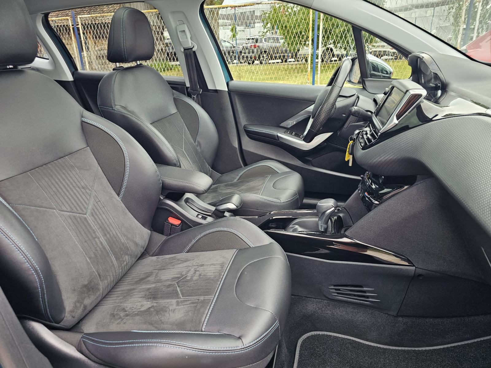 Peugeot 2008 1,2 110ks"CROSSWAY"-AUTOMATIK-PANORAMA-FULL-SERVISNA-GAR., fotografija 9