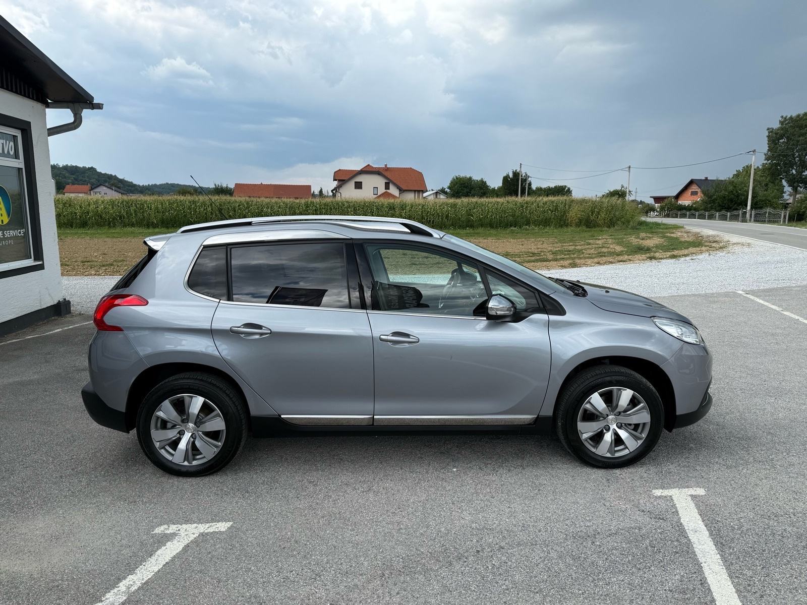 Peugeot 2008 1,2 PURETECH ALLURE, 81kw, SAMO 66.000km, VELIKI SERVIS, fotografija 4