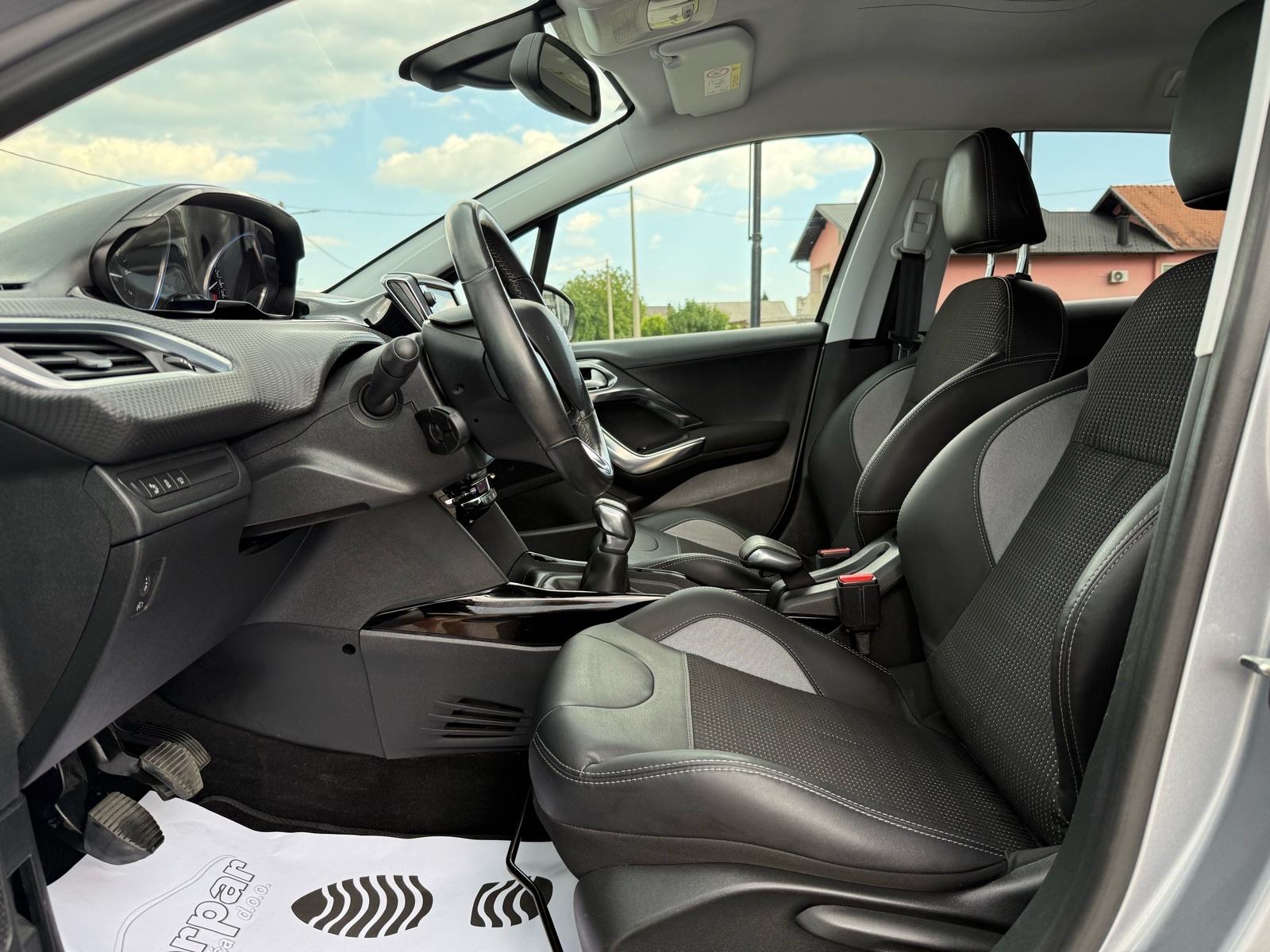 Peugeot 2008 1,2 PURETECH ALLURE, 81kw, SAMO 66.000km, VELIKI SERVIS, fotografija 10
