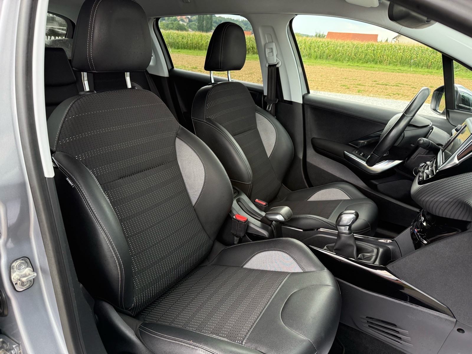Peugeot 2008 1,2 PURETECH ALLURE, 81kw, SAMO 66.000km, VELIKI SERVIS, fotografija 15