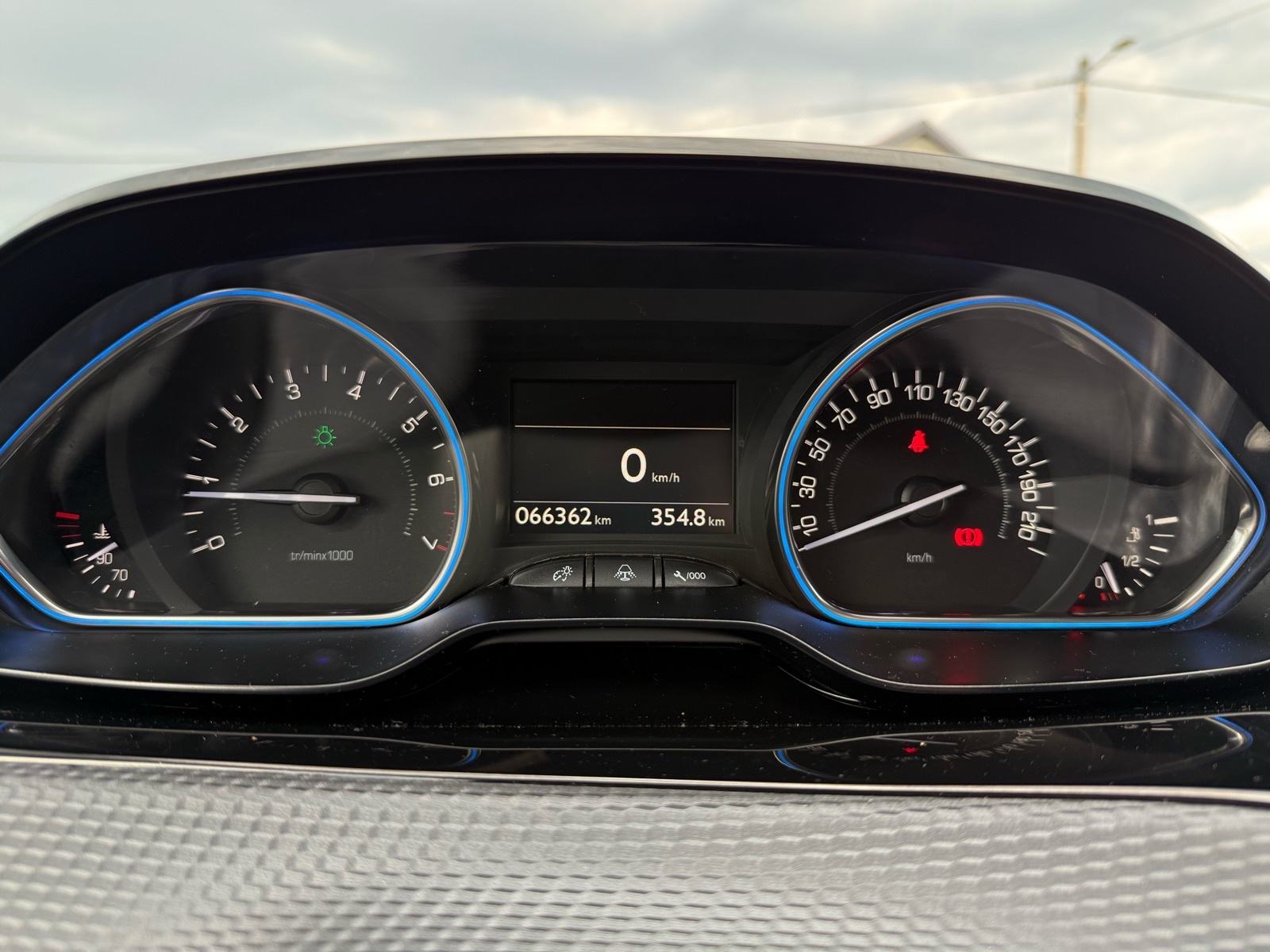Peugeot 2008 1,2 PURETECH ALLURE, 81kw, SAMO 66.000km, VELIKI SERVIS, fotografija 18